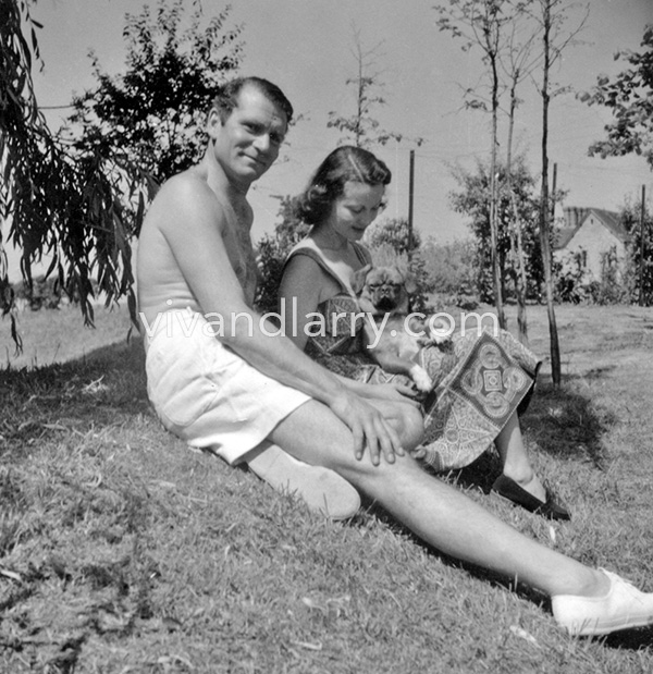 Vivien Leigh, Laurence Olivier, and pet pekingese at Notley Abbey