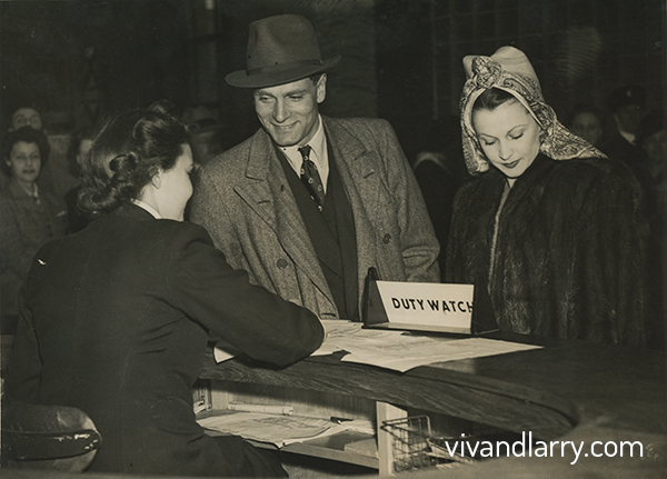 Laurence Olivier and Vivien leigh fly to new York